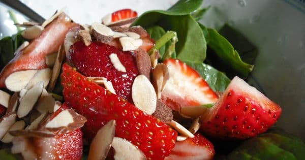 Ispanaklı ve Bademli Çilek Salatası