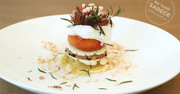 Pişmiş Şeftali ve Bademli Tart Üzerinde Kavun Sorbe