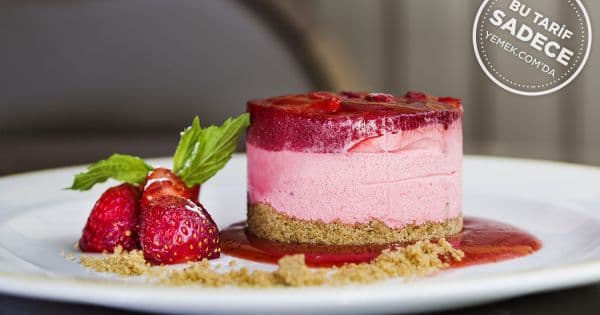 Çilek Soslu Semifreddo (Semifreddo alle fragole)