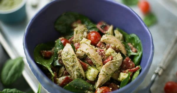 Pesto Soslu Tavuk Salatası