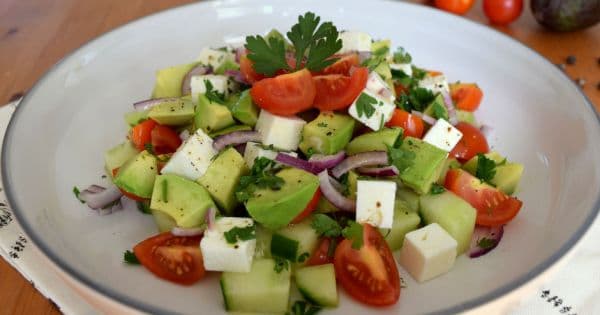 Peynirli Avokado Salatası