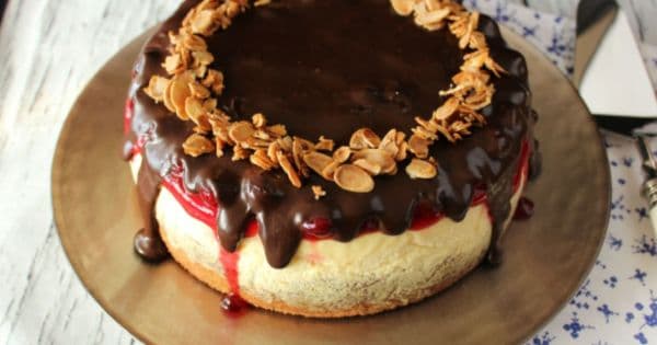 Vişneli ve Çikolata Soslu Cheesecake