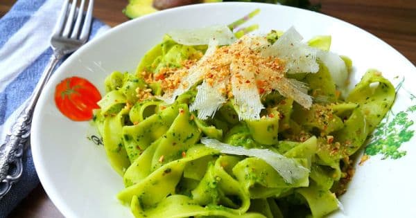 Avokadolu ve Ispanaklı Fettucini