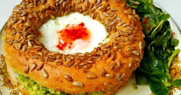 Avokadolu ve Yumurtalı Simit