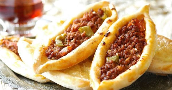 Ev Yapımı Kıymalı Pide