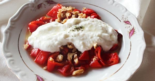 Yoğurtlu Közlenmiş Biber Salatası