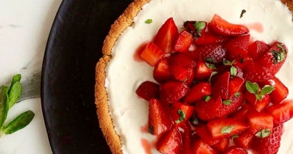 Badem Unlu Çilekli Tart