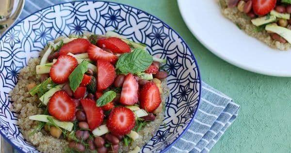 Çilekli Kinoa Salatası