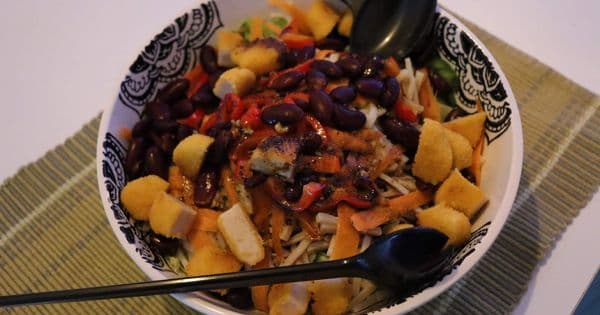Erişteli Kırmızı Fasulyeli Salata
