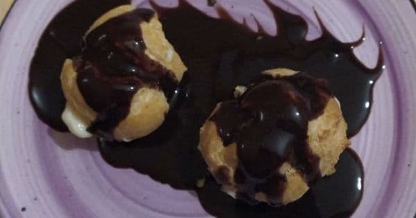 Çikolata Soslu Profiterol