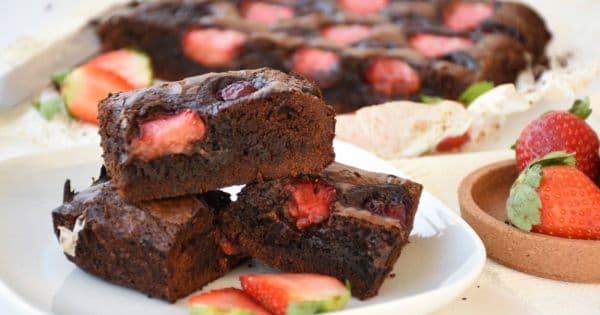 Vişneli Çilekli Brownie