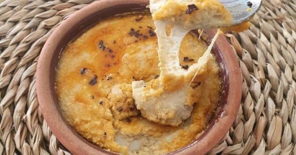 Güveçte Kaşarlı Humus