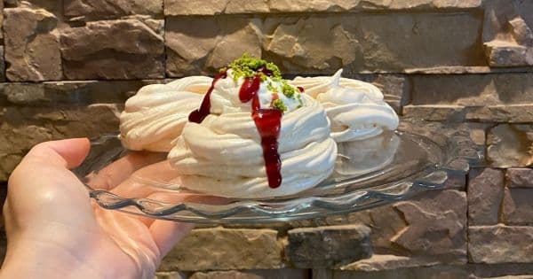 Kremalı Böğürtlen Soslu Beze