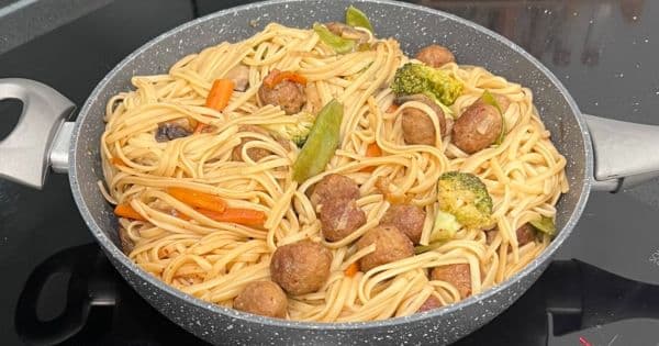 Soya Soslu Sebzeli ve Köfteli Makarna