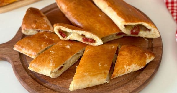 Peynirli Sucuklu Kır Pidesi