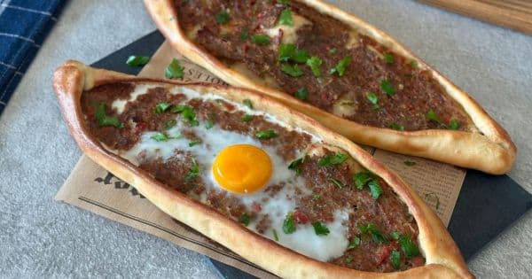 Kıymalı Yumurtalı Pide