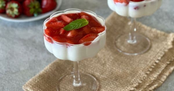 Çilek Soslu Panna Cotta