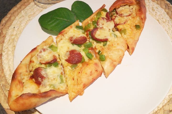 Sucuklu Pide