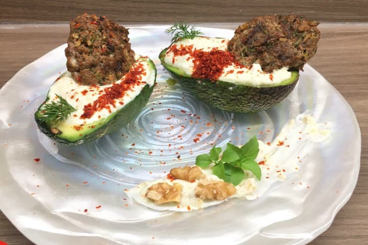 Avokado Çanağında Köfte