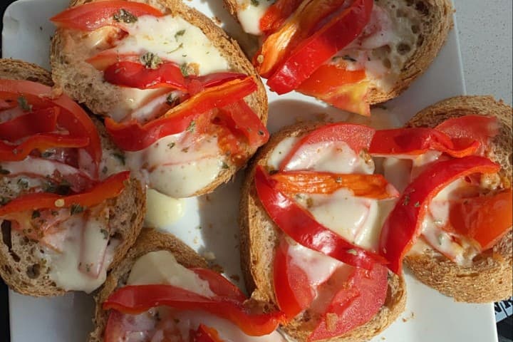 Ezine Peynirli Domatesli Ekmek Dilimleri