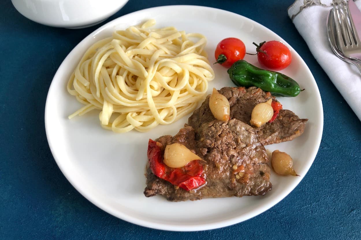 Soslu Lokum Bonfile ve Tereyağlı Makarna
