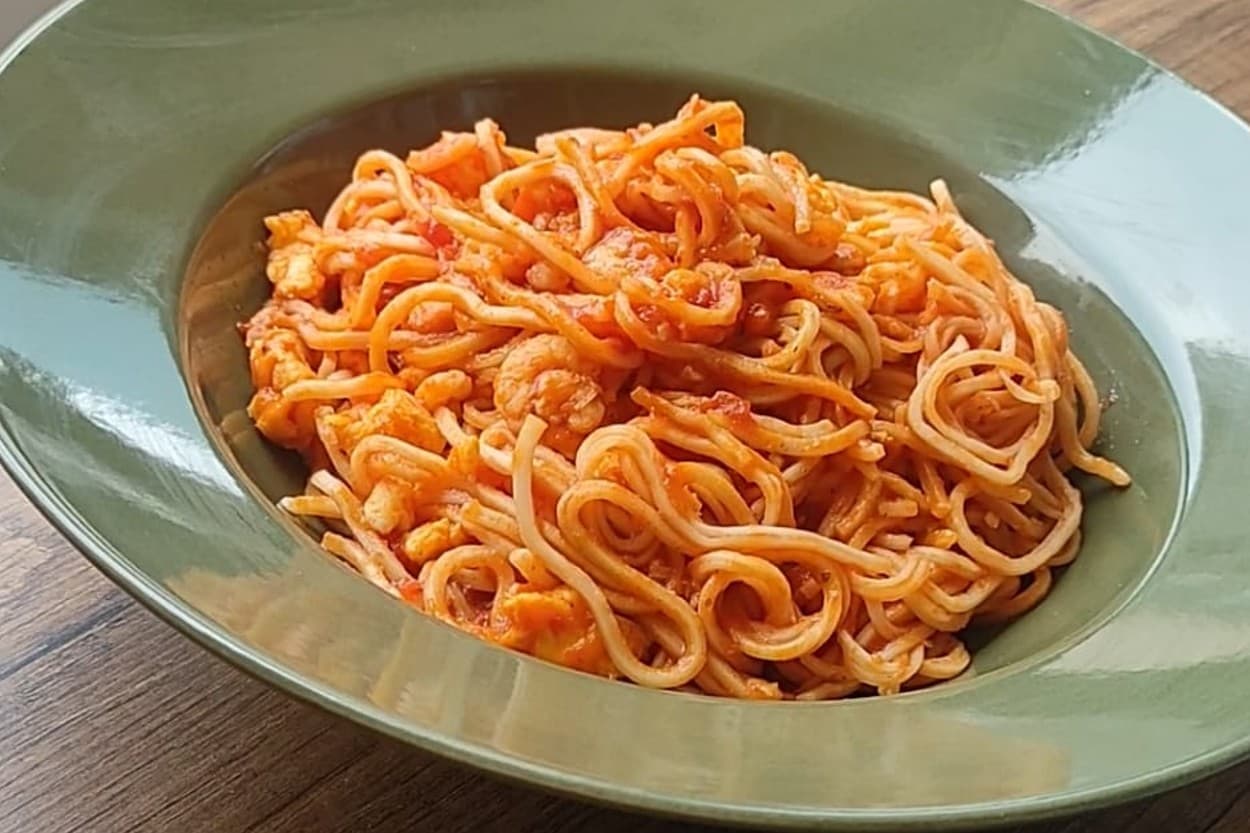 Domatesli Yumurtalı Noodle