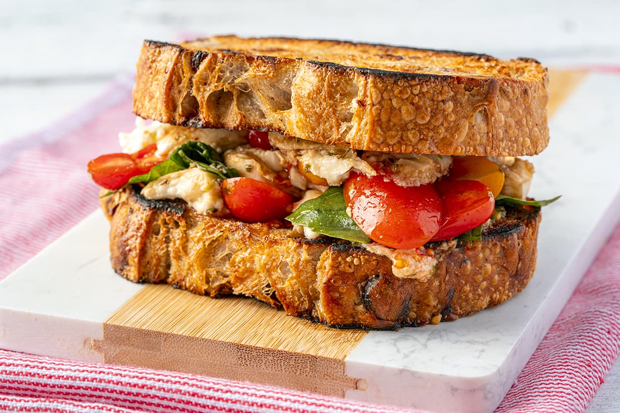 Mozzarella ve Domatesli Sandviç