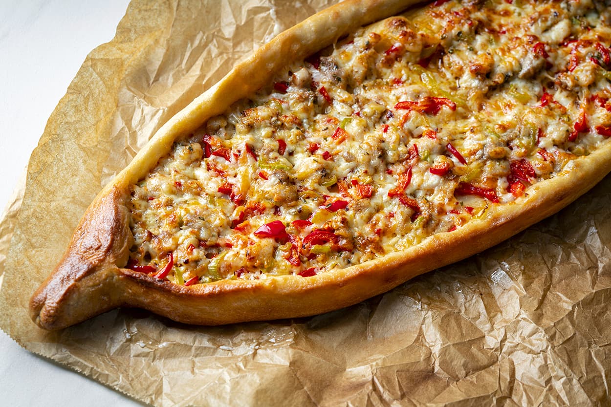 Kaşarlı Tavuklu Pide