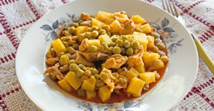 Tavuklu Bezelye Yemeği