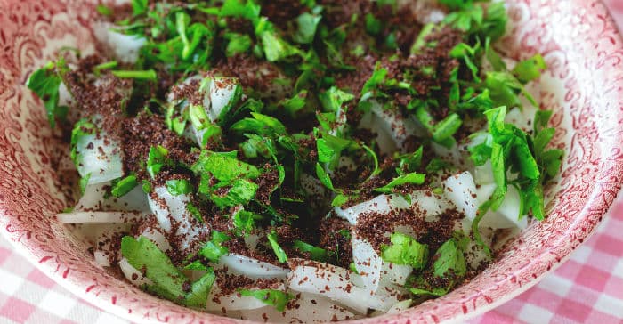 Sumaklı Soğan Salatası