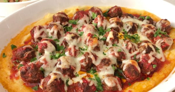 Patates Püresi Yatağında Domates Soslu Köfte recipe