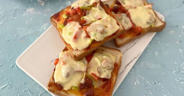 10 Dakikada Ekmek Üstü Pizza recipe