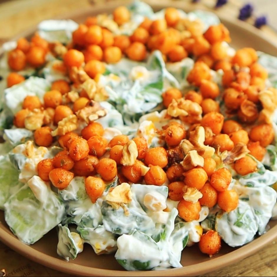 Yoğurtlu Nohutlu Semizotu Salatası