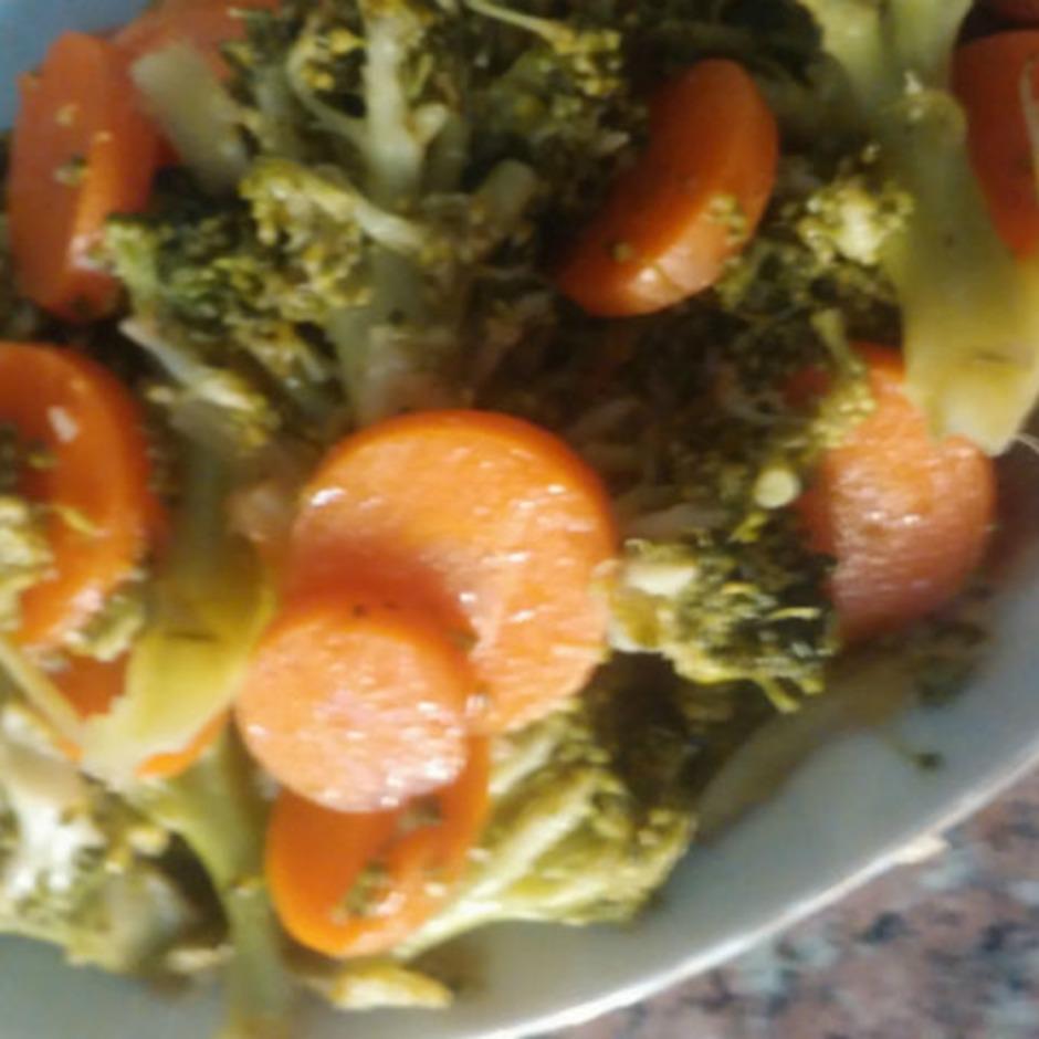 Nar Ekşili Brokoli Salatası