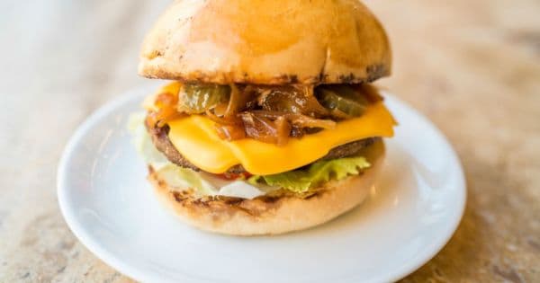 Ev Yapımı Karamelize Soğanlı Hamburger