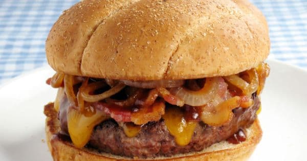 Füme Pastırmalı Cheeseburger