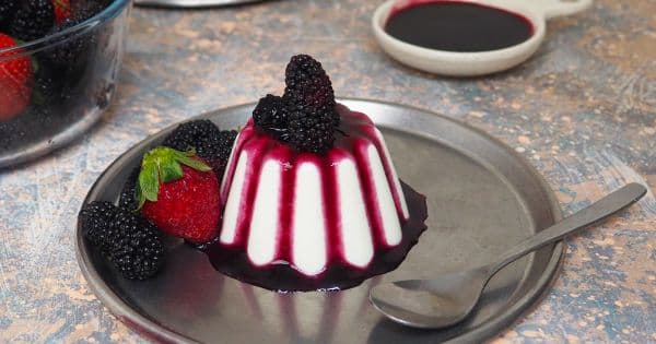 Böğürtlen Soslu Panna Cotta