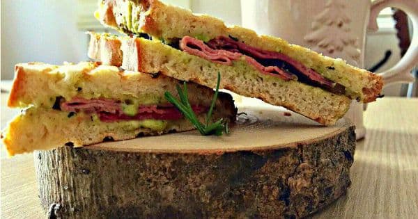 Ezine Peynirli Pesto Soslu, Füme Etli Tost