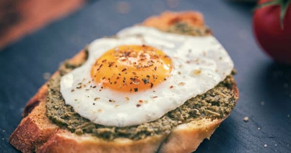 Yumurtalı Pesto Soslu Ekmek Dilimleri