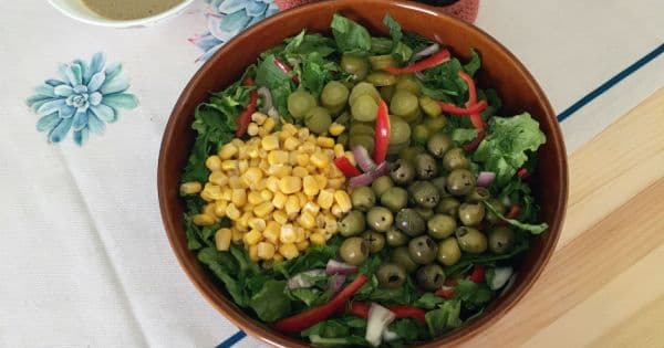 Hardal Soslu ve Bol Malzemeli Salata