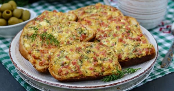 Pizza Tadında Yumurtalı Ekmek