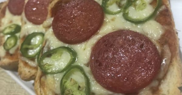 Tost Ekmeğinde Pratik Pizza
