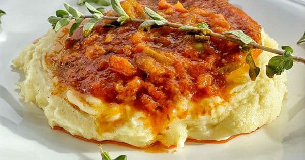 Patates Püresi Eşliğinde Domates Soslu Biftek