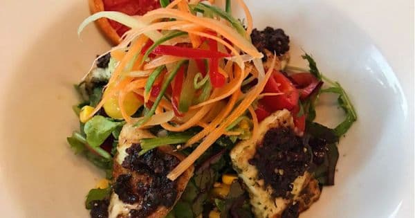 Tapenade Soslu Hellim Salatası