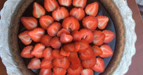 Çikolata Soslu Çilekli Tart