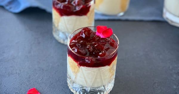 Vişne Soslu Kedidilli Muhallebi