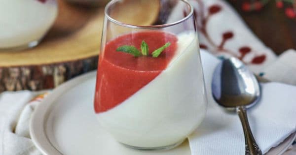 Çilek Soslu Panna Cotta
