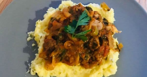 Biberiyeli Patates Püresi Yatağında Et Sote