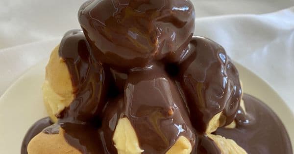 Bitter Çikolata Soslu Profiterol