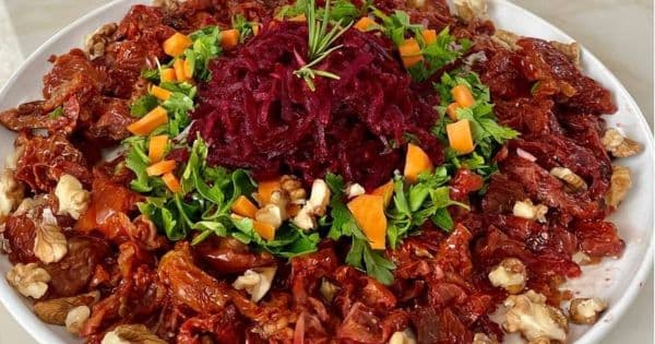 Pancarlı Kuru Domates Salatası